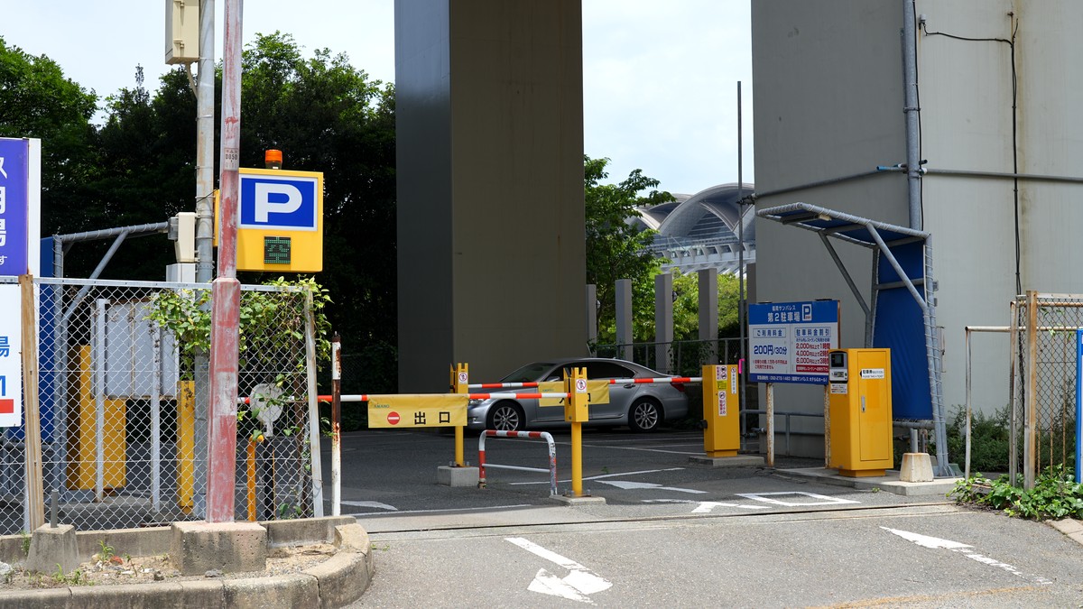 福岡サンパレス第2駐車場の出入口です。