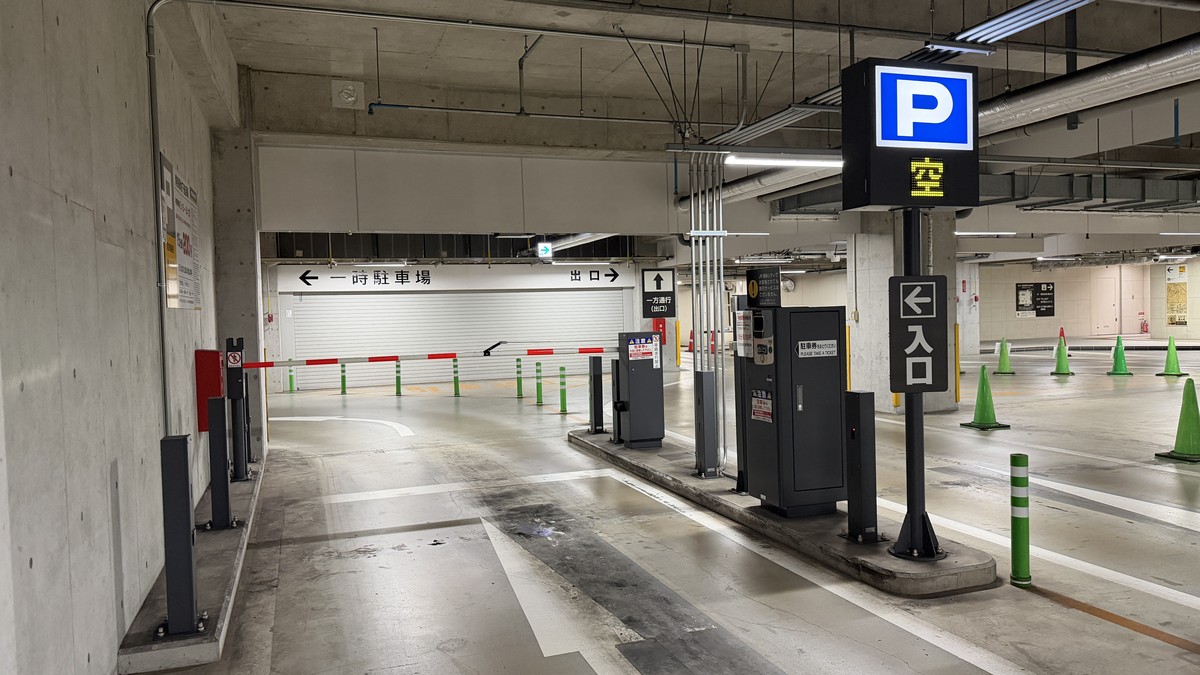 博多駅地下送迎場の入庫ゲートです。地下に降りて進むとあります。