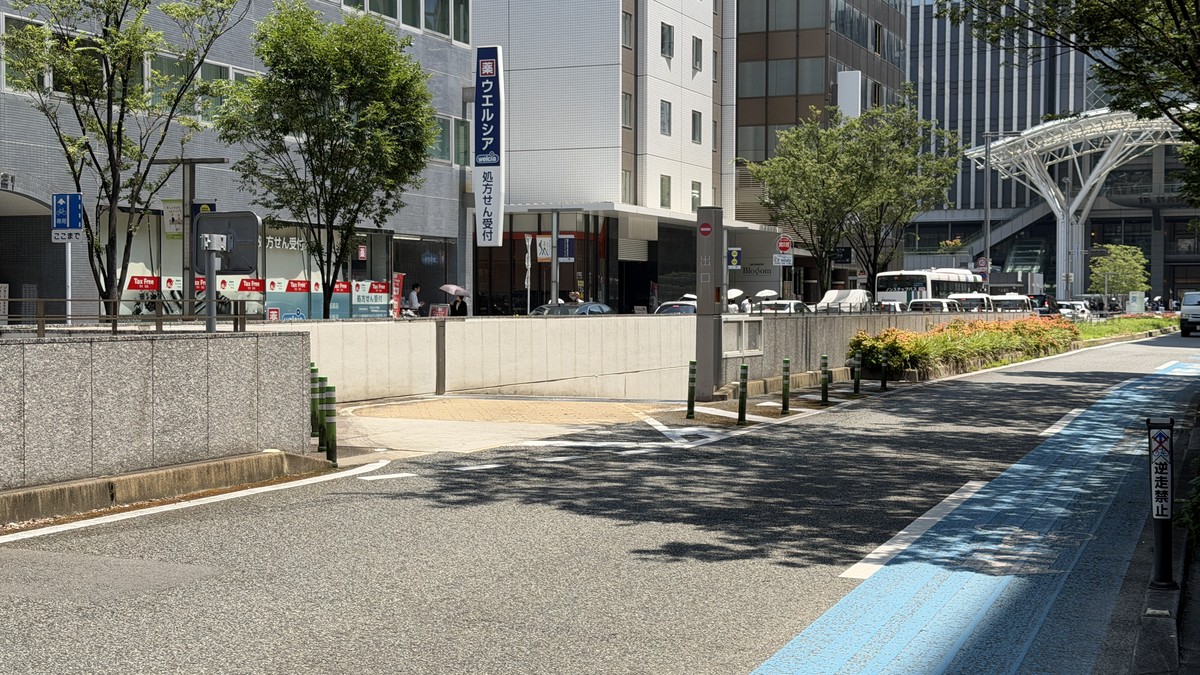 博多駅地下送迎場の出口です。入口の反対車線に出てきます。合流時に注意してください。